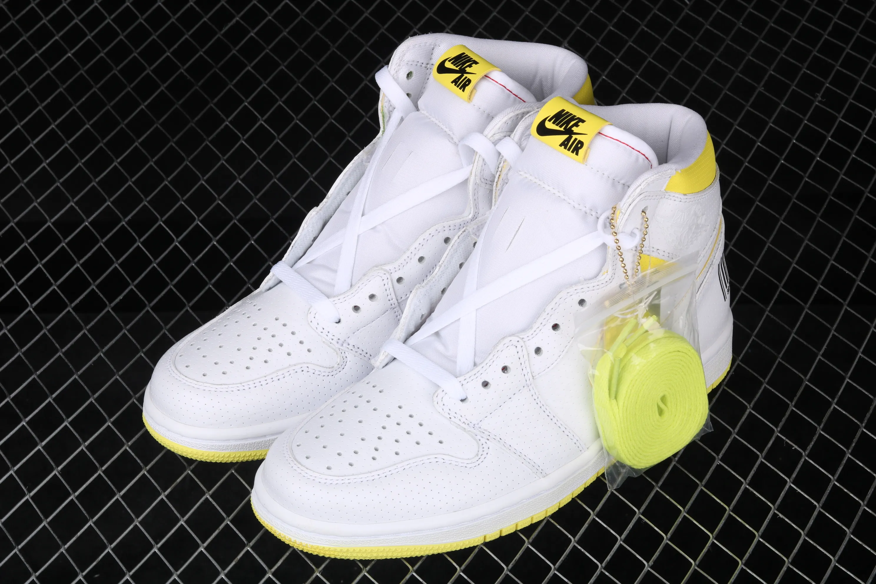 All categories Air Jordan Jordan series basketball shoes Air Jordan 1 High Air Jordan 1 High OG "First Class Flight" Style AJ1 Joe 1 first class flight white and yellow Flight QR code basketball shoes 555088-170